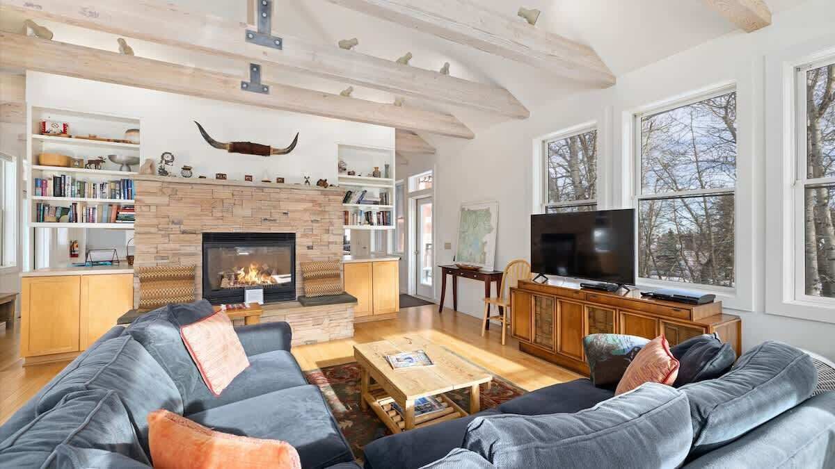 Smart-TV, Kamin, Arbeitsbereiche