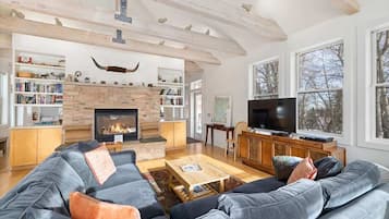 Smart-TV, Kamin, Arbeitsbereiche