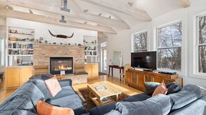 Smart TV, chimenea y oficina