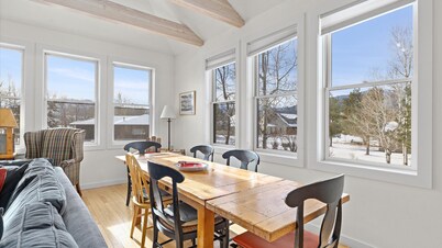 Con vistas a las copas de los árboles y las impresionantes vistas de las montañas, esta casa admite perros, cuenta con Wi-Fi y