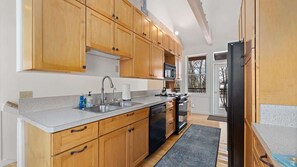 Refrigerador, microondas, horno y parrilla de estufa