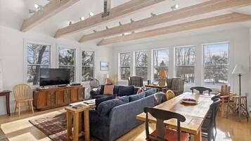 Smart TV, chimenea y oficina