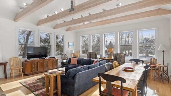 Smart-TV, Kamin, Arbeitsbereiche