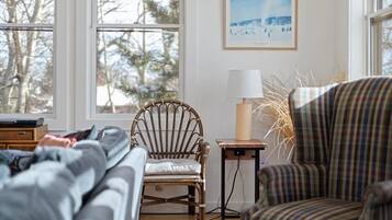 Smart TV, chimenea y oficina