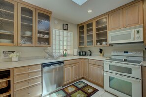 Fridge, microwave, oven, stovetop - Mid-Century Retreat close to Everything. (Sarasota)