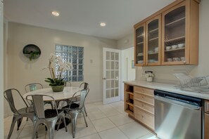 Fridge, microwave, oven, stovetop - Quiet Sarasota Charm Near Memorial Hospital  & Siesta Key (Sarasota)