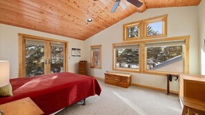 3 bedrooms, iron/ironing board, travel cot, free WiFi - Chickadee Chalet (Red Lodge)