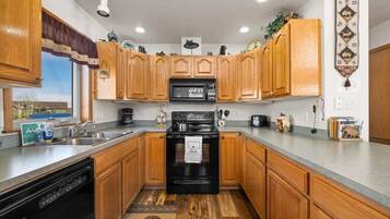 Jääkaappi, mikroaaltouuni, uuni, liesi