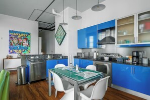 Frigorifero, microonde, forno, piano cottura