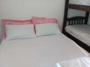 Phòng Suite cơ bản, nhiều giường, không hút thuốc | Truy cập Internet không dây miễn phí, bộ trải giường