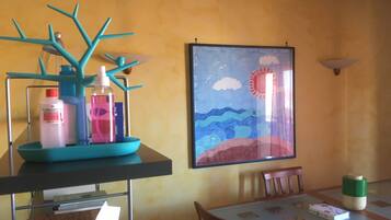 Quarto casal, sacada | Área de estar | TV