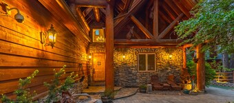 Spacious family home, significant neighborhood, pool table, hot tub, great views