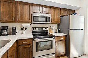 Réfrigérateur, micro-ondes, cafetiÚre/bouilloire, grille-pain