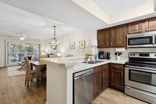 Jääkaappi, mikroaaltouuni, kahvin-/teenkeitin, leivänpaahdin