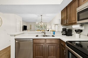 Jääkaappi, mikroaaltouuni, kahvin-/teenkeitin, leivänpaahdin