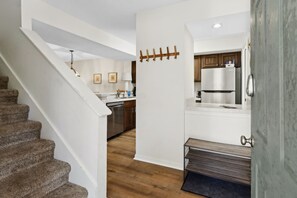 Réfrigérateur, micro-ondes, cafetiÚre/bouilloire, grille-pain