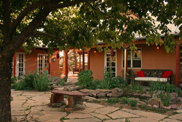 Terrace/patio - 7th Nt Free Lux SantaFe AdobeMtn Theme w/casita outdoorliving10+Yrs SuperHost (Santa Fe)