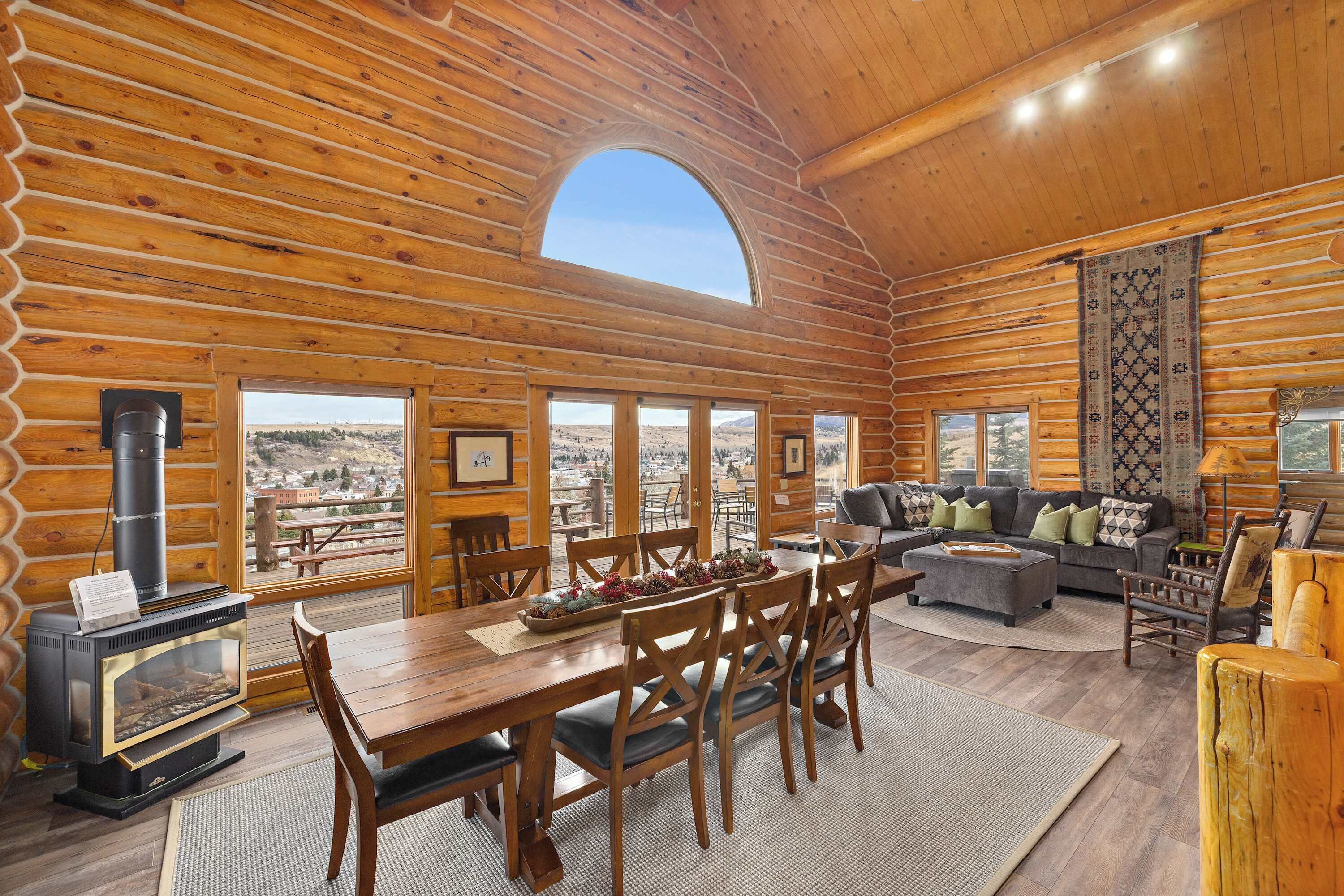 Älytelevisio, takka, pöytäjalkapallopöytä, työhuone