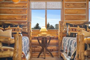 5 室のベッドルーム、デスク、アイロン / アイロン台、旅行用ベビーベッド