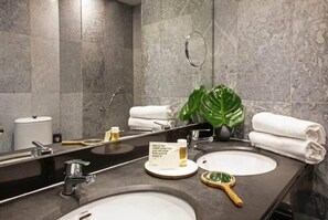 A modern bathroom with two sinks, a large mirror, and a potted plant. - Chic and Basic Velvet (Barcelona)