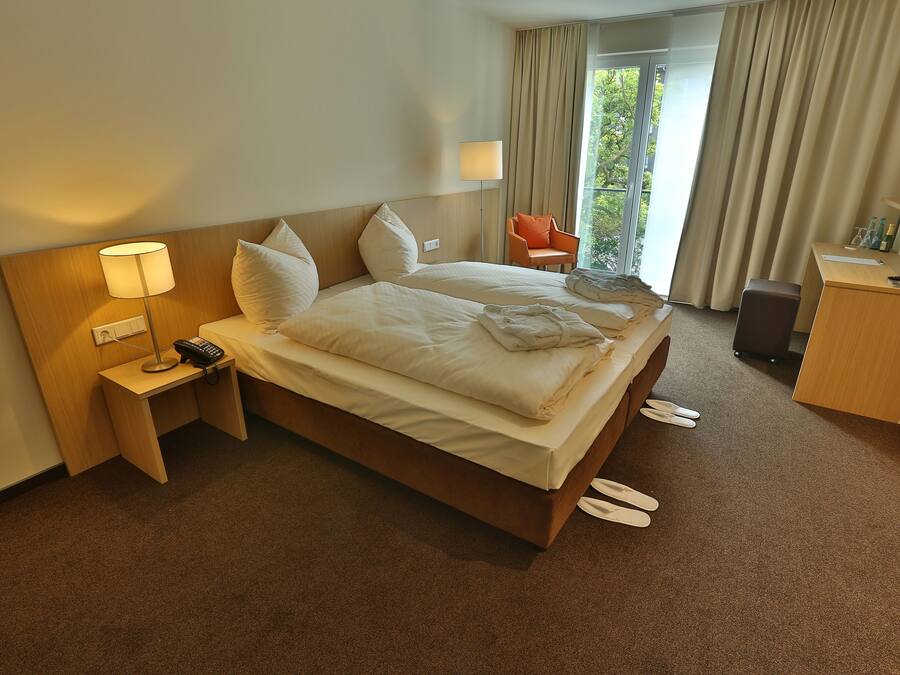 Basic Double Room, Accessible | In-room safe, desk, blackout drapes, soundproofing