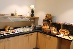 Päivittäinen buffetaamiainen maksusta