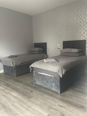 Twin Room, Ensuite | Individually furnished, iron/ironing board, free WiFi, bed sheets - Cosgrove Inn (Scunthorpe)