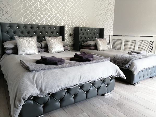 Family Studio Suite | Individually furnished, iron/ironing board, free WiFi, bed sheets - Cosgrove Inn (Scunthorpe)