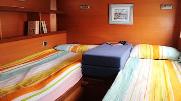 Kamar Double, 3 kamar tidur, Bebas Asap Rokok (Sailing Boat) | Seprai premium, selimut bulu angsa, tirai kedap cahaya, dan seprai linen