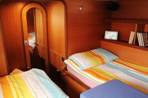Premium bedding, down duvets, blackout curtains, bed sheets - iCan Sailing Experience (Turneffe Islands)