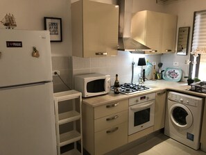 Appartement Duplex Deluxe, plusieurs lits, non-fumeurs, vue ville | Cuisine privée | Réfrigérateur, four, plaque de cuisson, cafetière/bouilloire