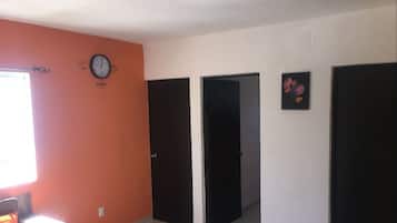 Familienapartment, Mehrere Betten, Nichtraucher | Wohnbereich | 32-Zoll-Smart-TV mit Kabelempfang, Fernseher