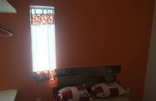 3 habitaciones, tabla de planchar con plancha y ropa de cama 