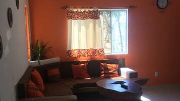 Appartement familial, Plusieurs lits, non-fumeur | Salle de séjour | Téléviseur connecté de 32 po avec télévision par câble, téléviseur