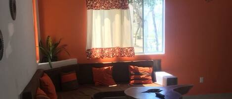 Departamento familiar, varias camas, para no fumadores | Sala de estar | Smart TV de 32 pulgadas con canales por cable y televisión