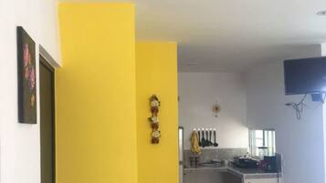 Appartement familial, Plusieurs lits, non-fumeur | Cuisine privée | Réfrigérateur grande capacité avec congélateur, four à micro-ondes