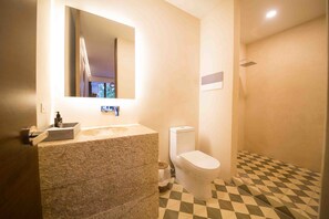 Condo | Baño | Regadera, amenidades de baño gratuitas, toallas 