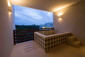 Outdoor spa tub