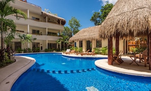 Una piscina al aire libre