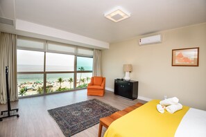 Departamento panorámico, 4 habitaciones, vista a la playa, frente al mar | Vista desde la habitación