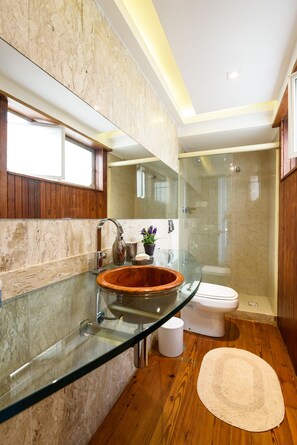 Panoramic-Apartment, 4 Schlafzimmer, Strandblick, Meerseite | Badezimmer | Dusche, Handtücher