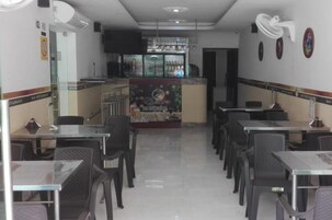 Se sirven desayunos, almuerzos, cenas y cocina local 