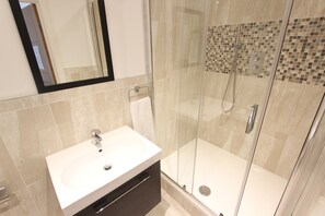 Departamento familiar, 3 habitaciones | Baño | Tina con regadera, amenidades de baño gratuitas, secadora de cabello 
