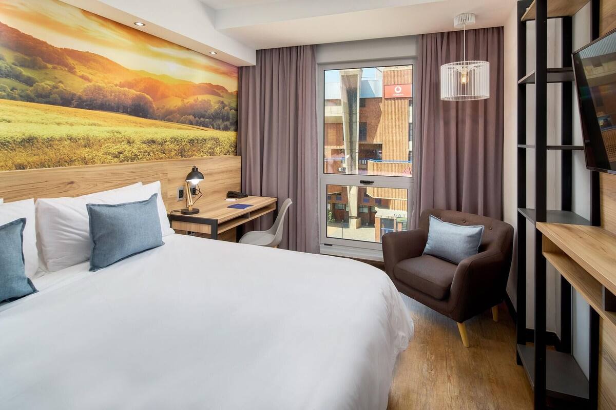 1 Schlafzimmer, hochwertige Bettwaren, Zimmersafe, Schreibtisch