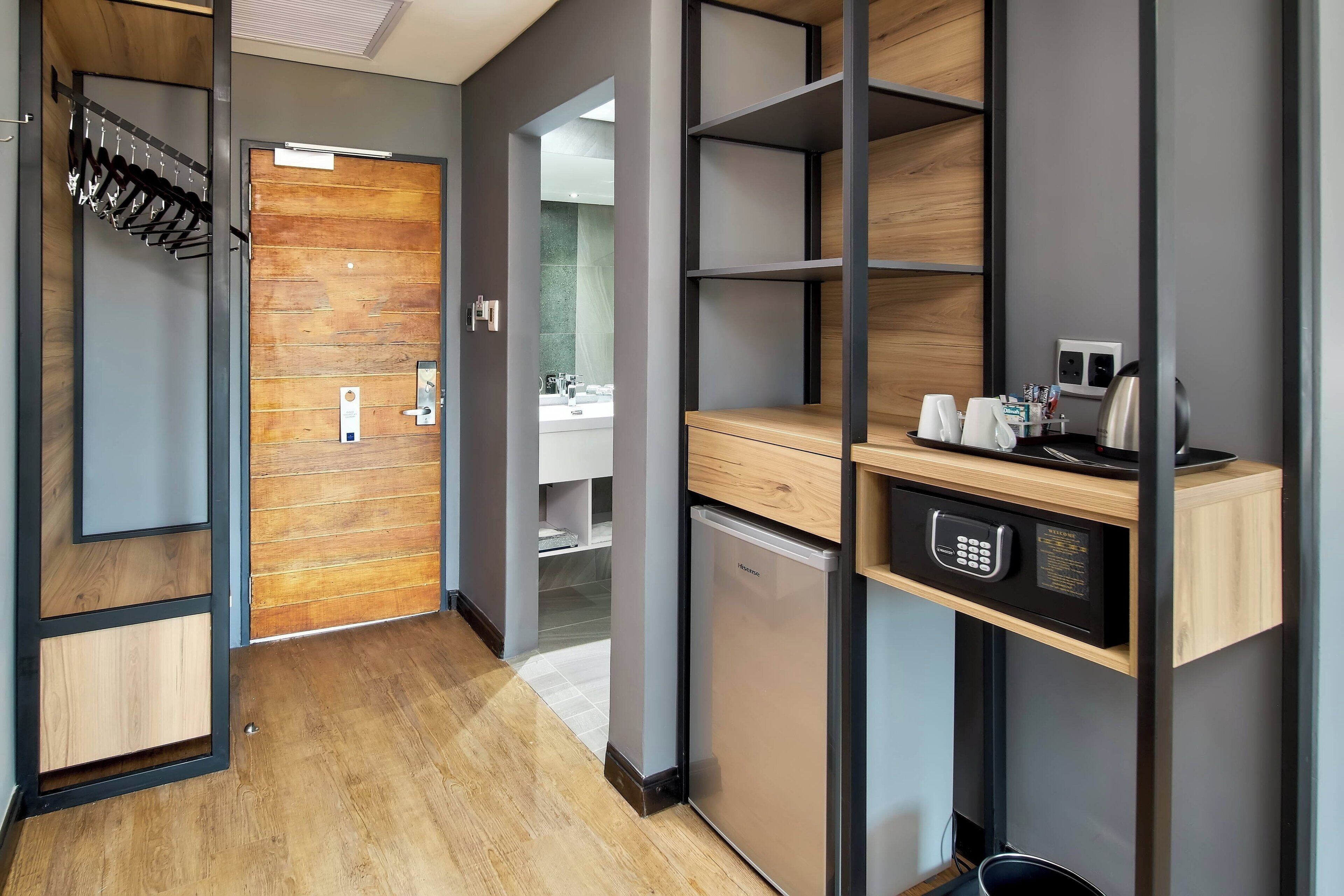 room, 1 king bed, non smoking | 1 bedroom, premium bedding, in-room safe, desk