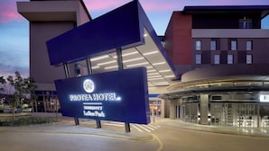 A hotel sign with a modern design, indicating it's a Marriott hotel located in Lofthouse Park. - Protea Hotel by Marriott Pretoria Loftus Park (Pretoria)