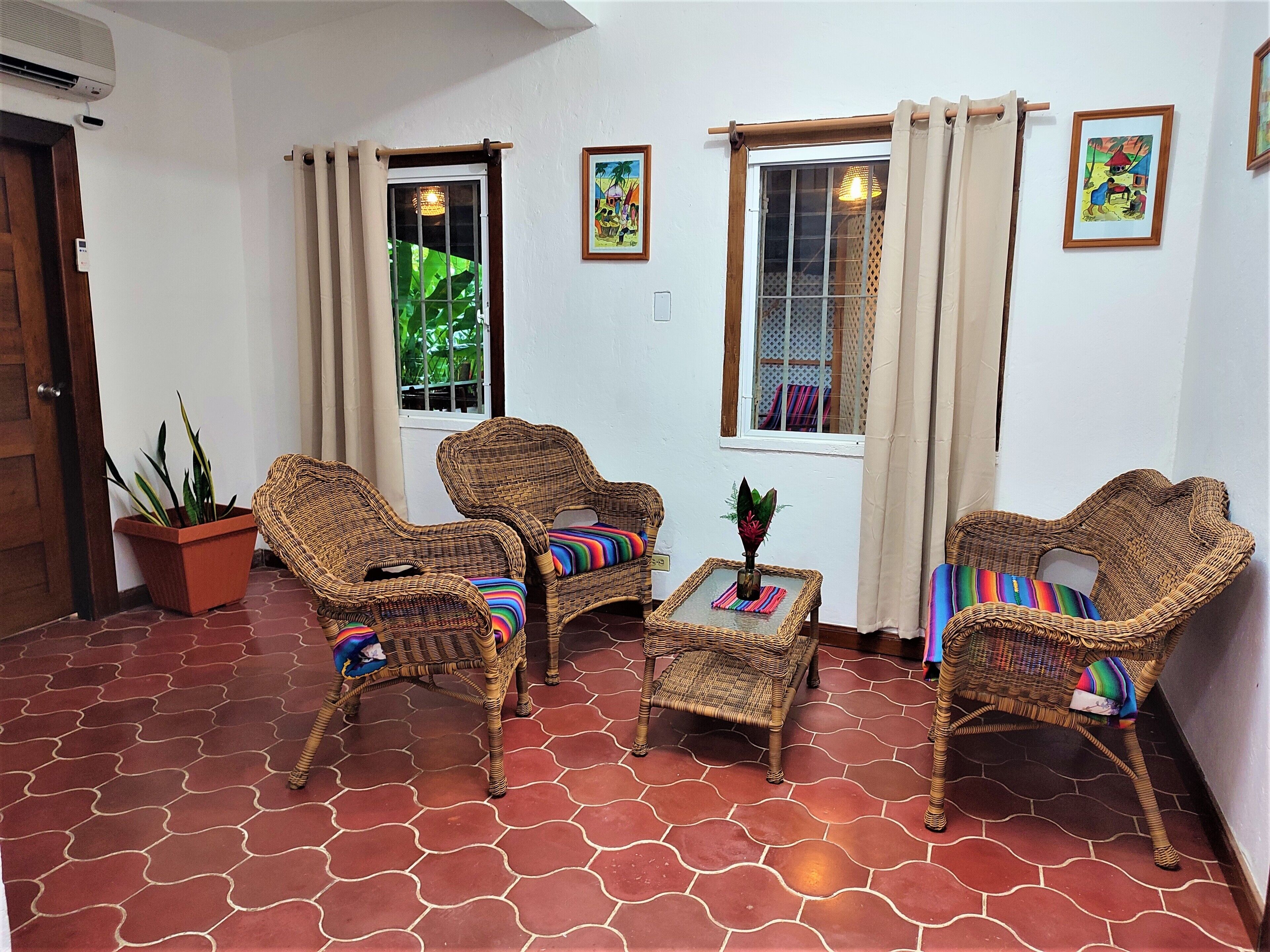 Căn hộ dành cho gia đình, 2 phòng ngủ, có thể sử dụng hồ bơi, quang cảnh vườn | Khu phòng khách | Sách 