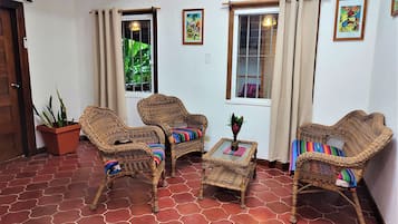 Căn hộ dành cho gia đình, 2 phòng ngủ, có thể sử dụng hồ bơi, quang cảnh vườn | Khu phòng khách | Sách