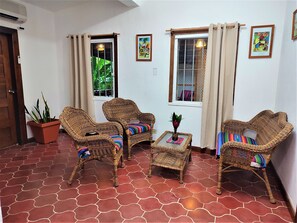 Apartament familiar, 2 dormitoris, accés a la piscina, vistes al jardí | Sala d'estar | Llibres 