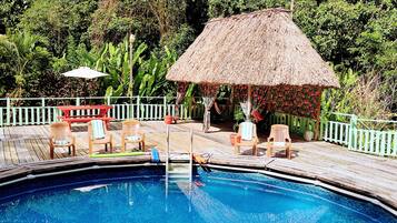 Piscine extérieure, chaises longues